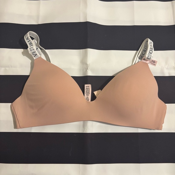 Victoria’s Secret Wireless T-Shirt Bra - Picture 4 of 7